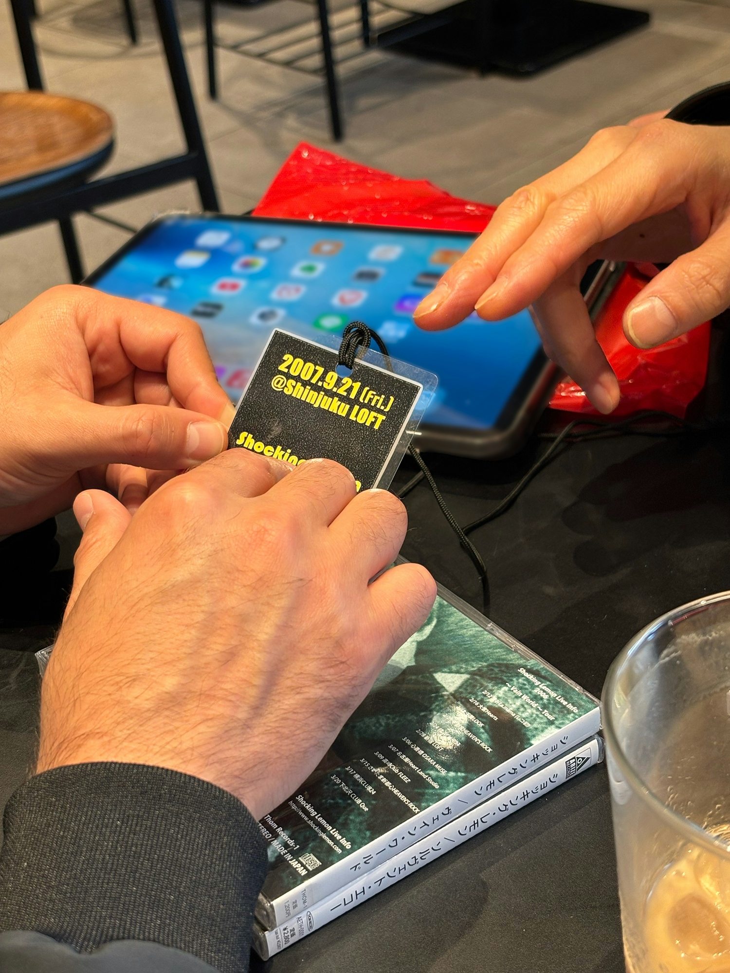 Hideki Taniuchi playing a guitar